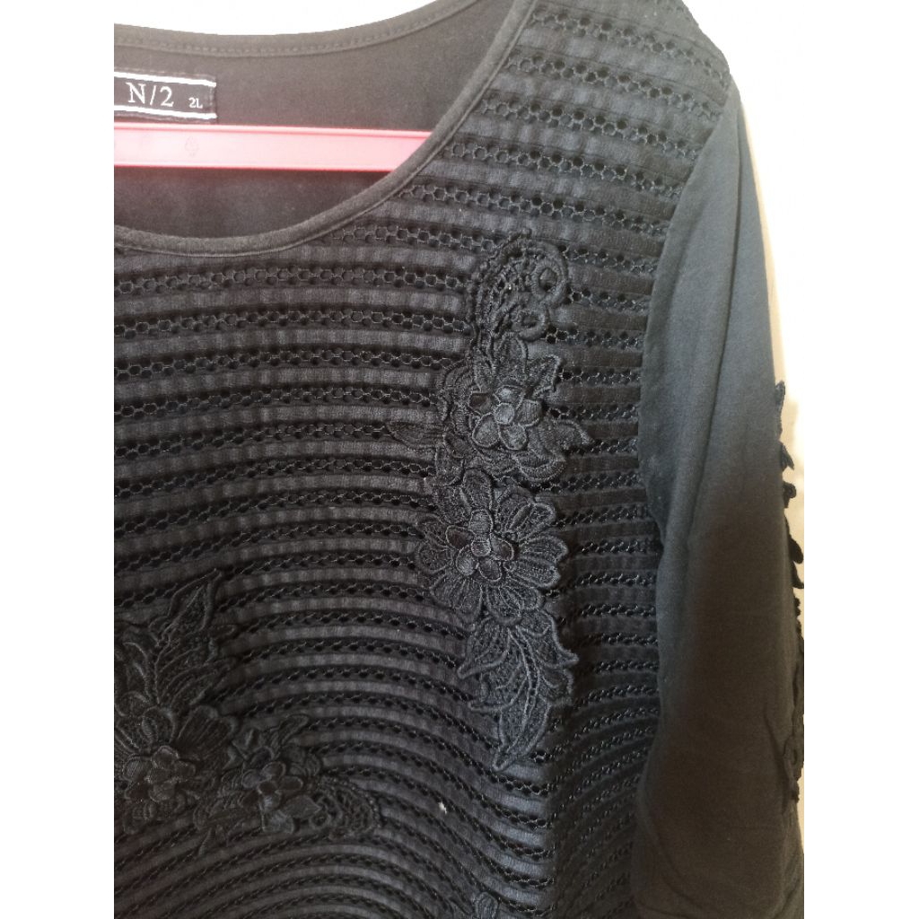 Preloved blouse hitam merk N/2