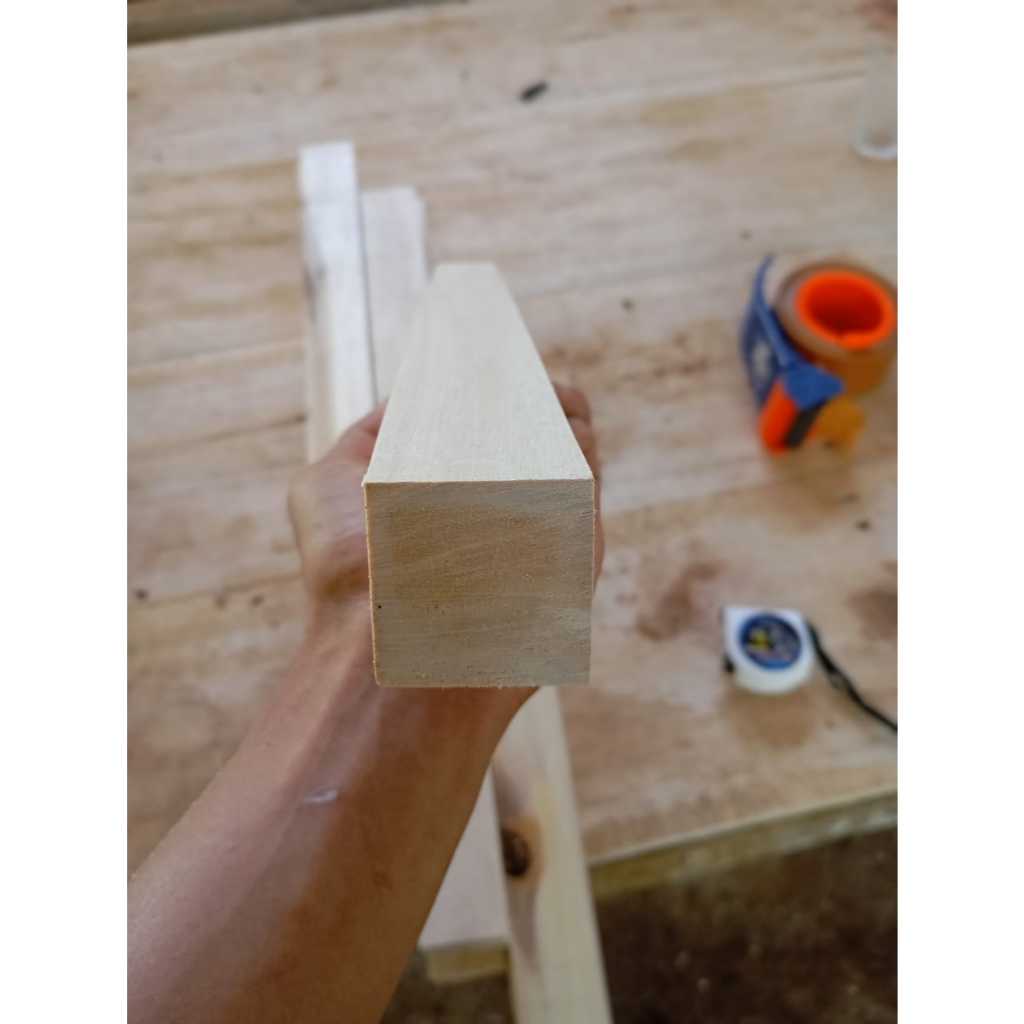 kayu kaso kaso 4 x 4 panjang 1 meter sudah di serut halus