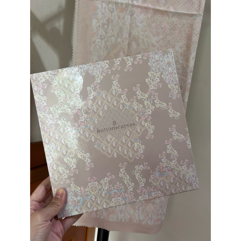 NBU Buttonscarves The Granada Series Cream Tan (Lengkap Box)