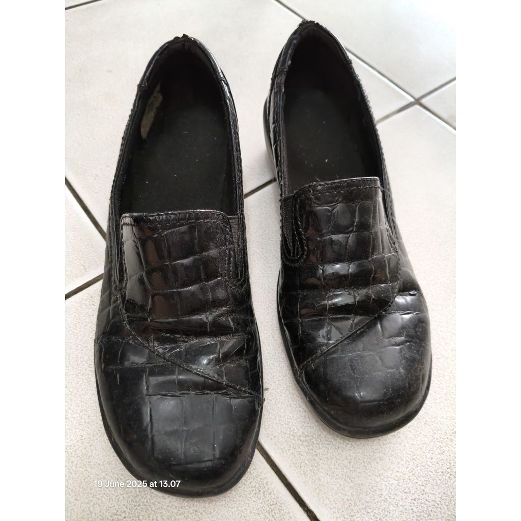 Clarks bendable women slip on shoes size 6,5