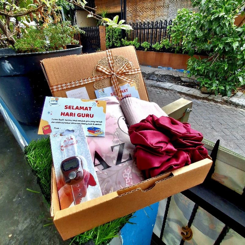 Hijab Azara Hampers hadiah hijab guru kado untuk pacar kado hadiah ultah graduation bahan voal hadia