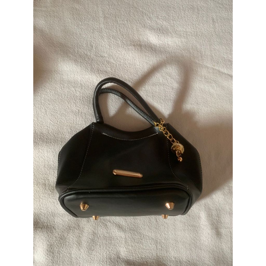 TAS WANITA YANG SANGAT TREN DI TAHUN SEKARANG DAN BARANG NYA SANGAT COCOK DI PAKAI UNTUK JALAN JALAN