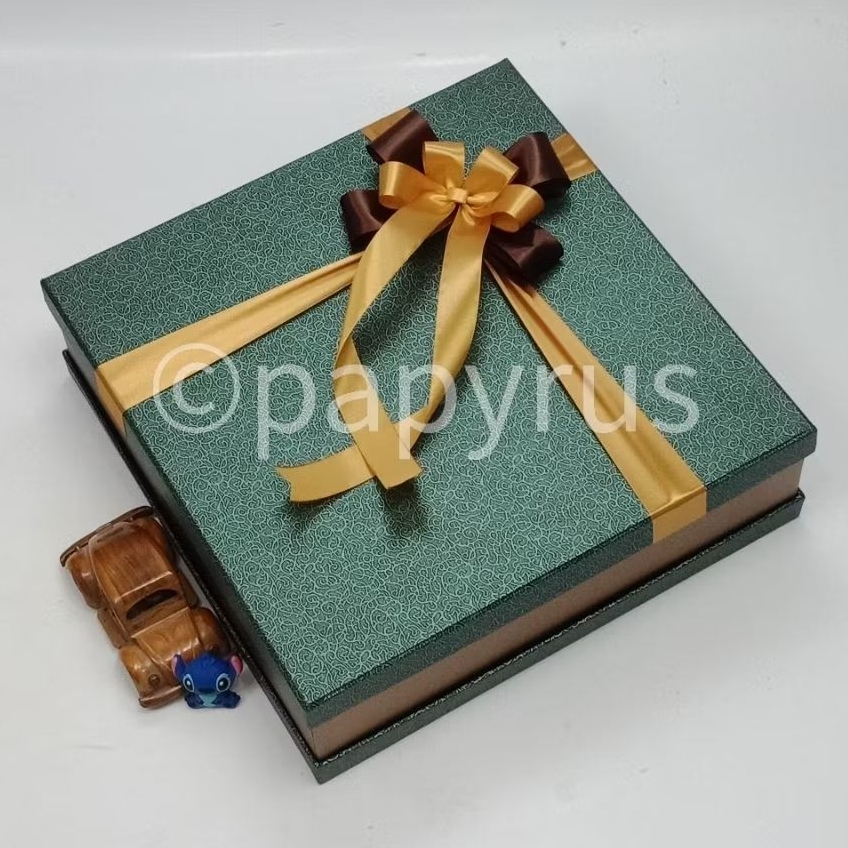 

PAPYRUS Sandwich 35x35 Tinggi 10cm Kotak Kado Gift Box V2