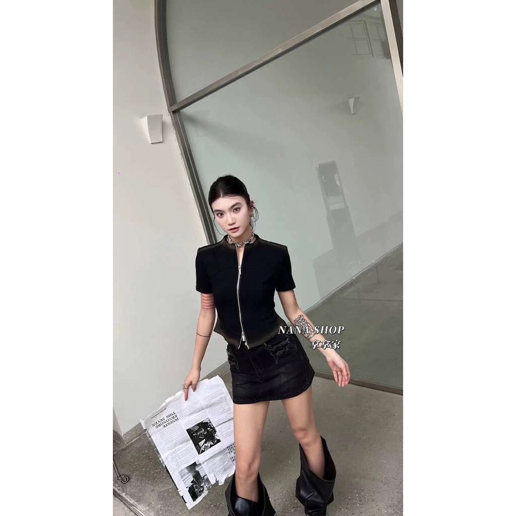 Atasan Crop Hitam Resleting Depan