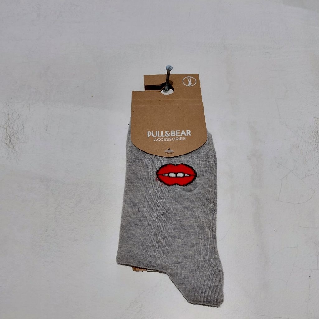 PULL&BEAR KAOS KAKI MOTIF BIBIR GRAY BARU ASLI ORIGINAL
