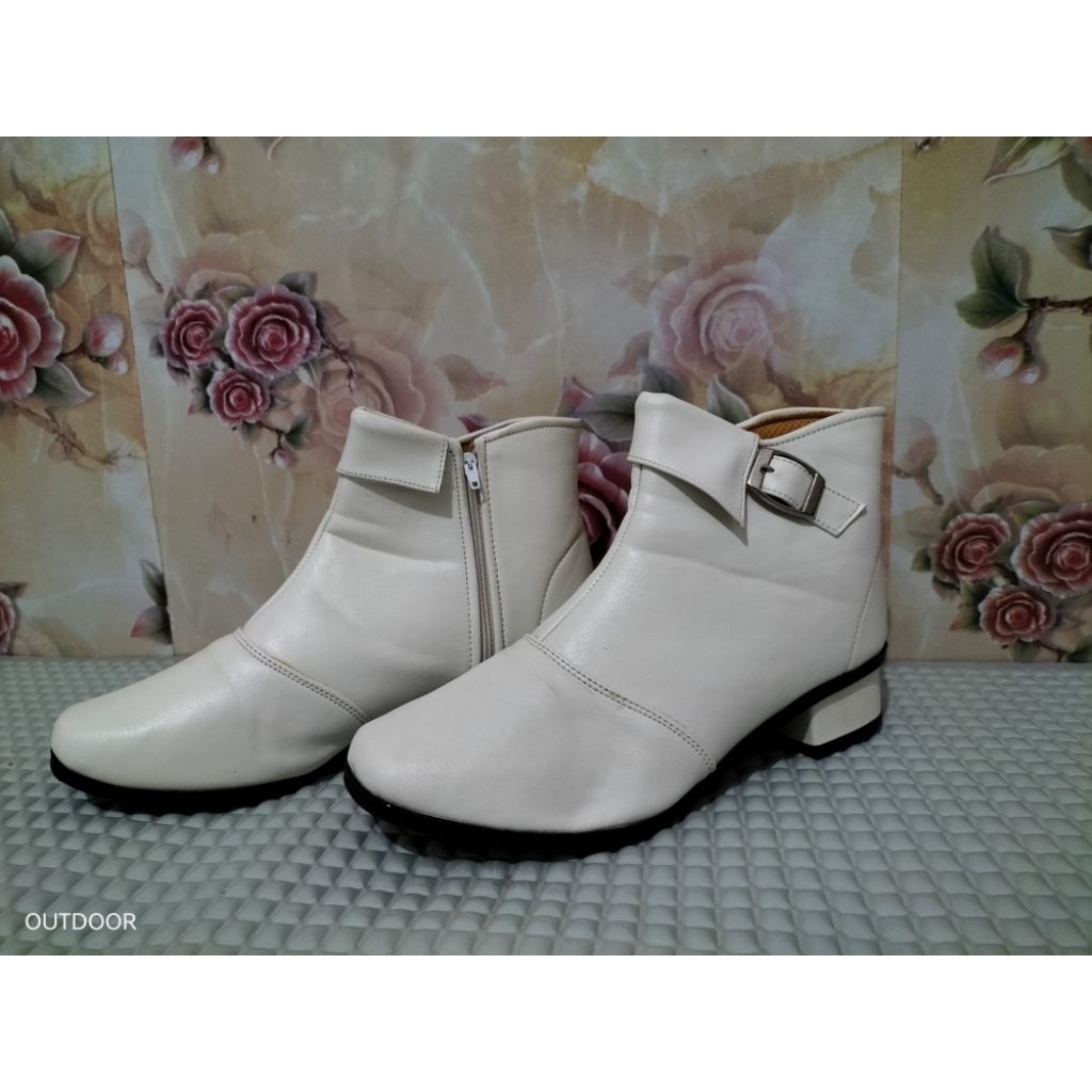 PL Sepatu heels boot wanita
