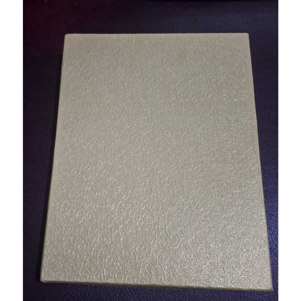 

Kotak kado dan isi motif emas