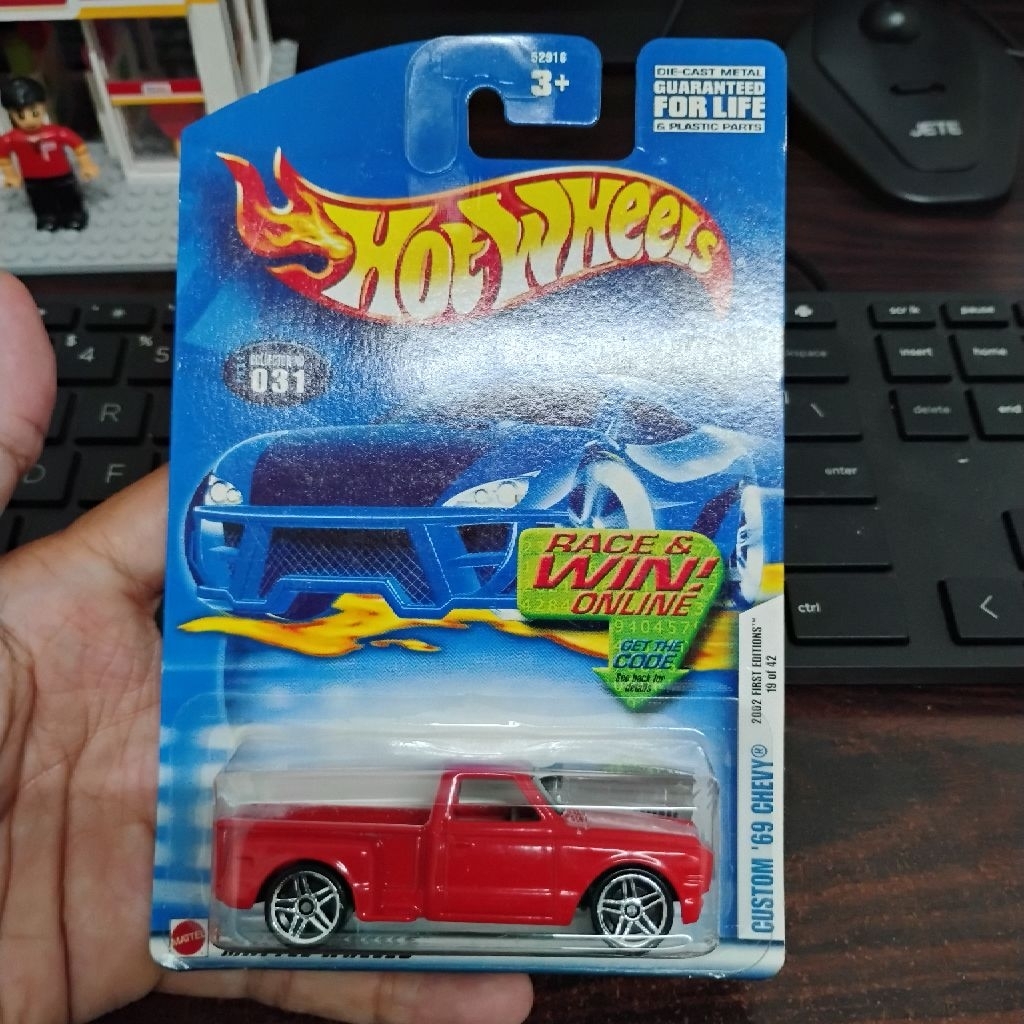 Hot wheels custom 69 Chevy Merah