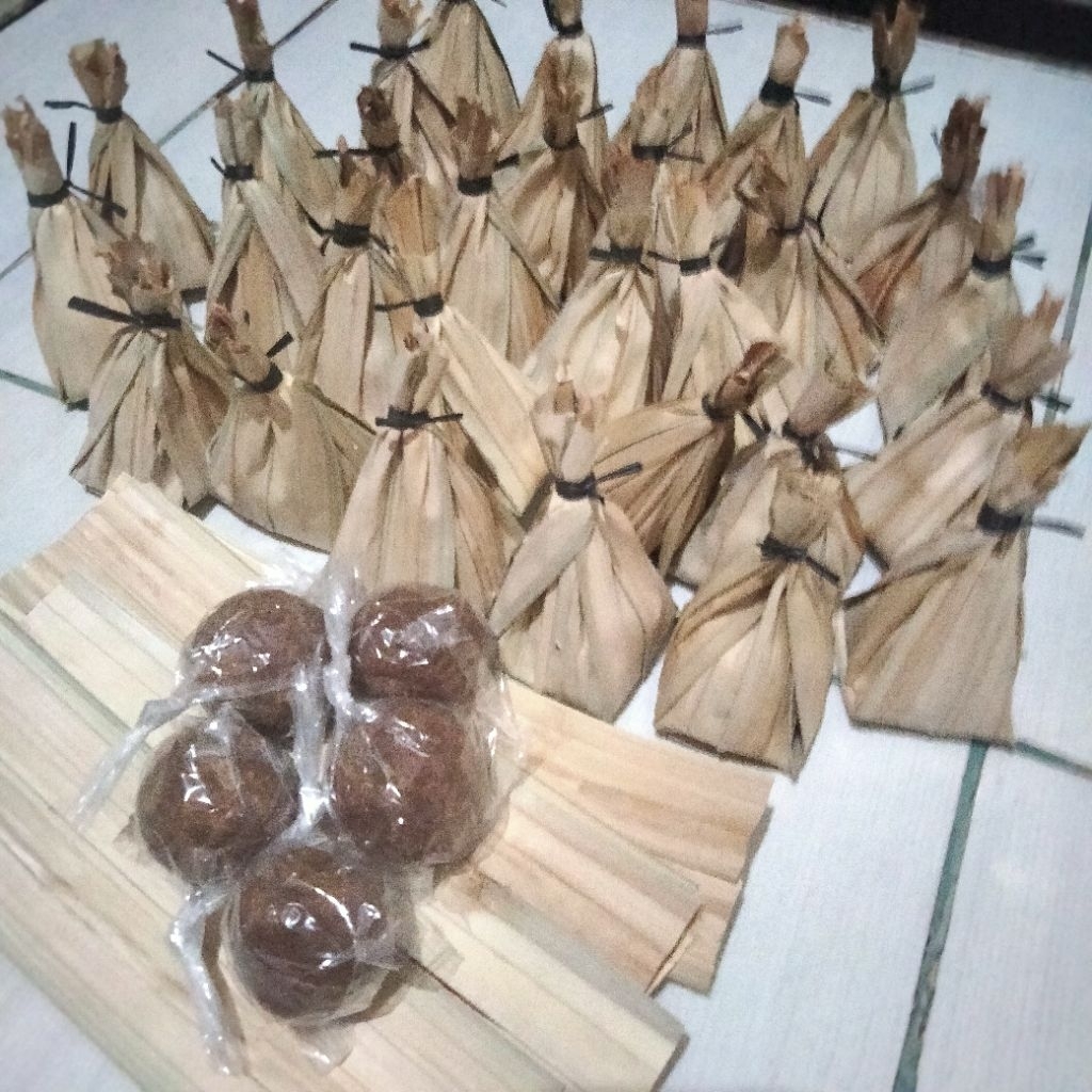 

Terasi Udang/Belacan Premium Bungkus Daun Khas Pontianak 80gram