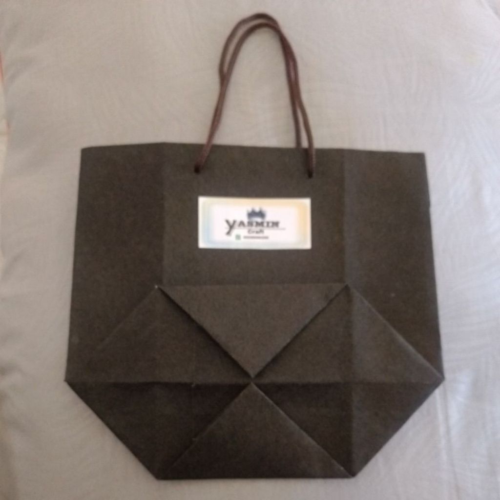 

paperbag kotak tali uk 20x22x11 satu pak isi 12 pcs cocok buat kado dan snack pesta dll