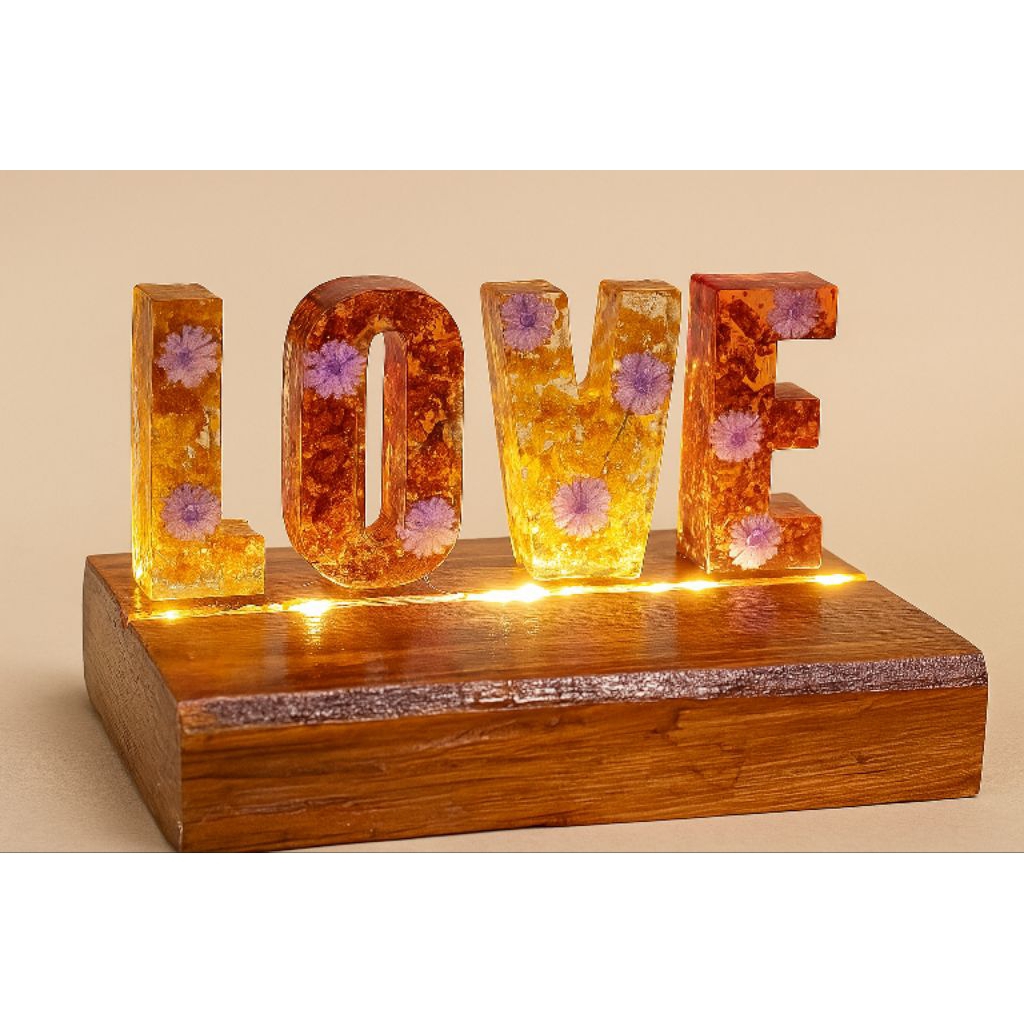 Lampu Dekorasi Resin Huruf “LOVE” – Handmade Unik | lampu Tidur Bunga Custom | Serbuk Kayu |