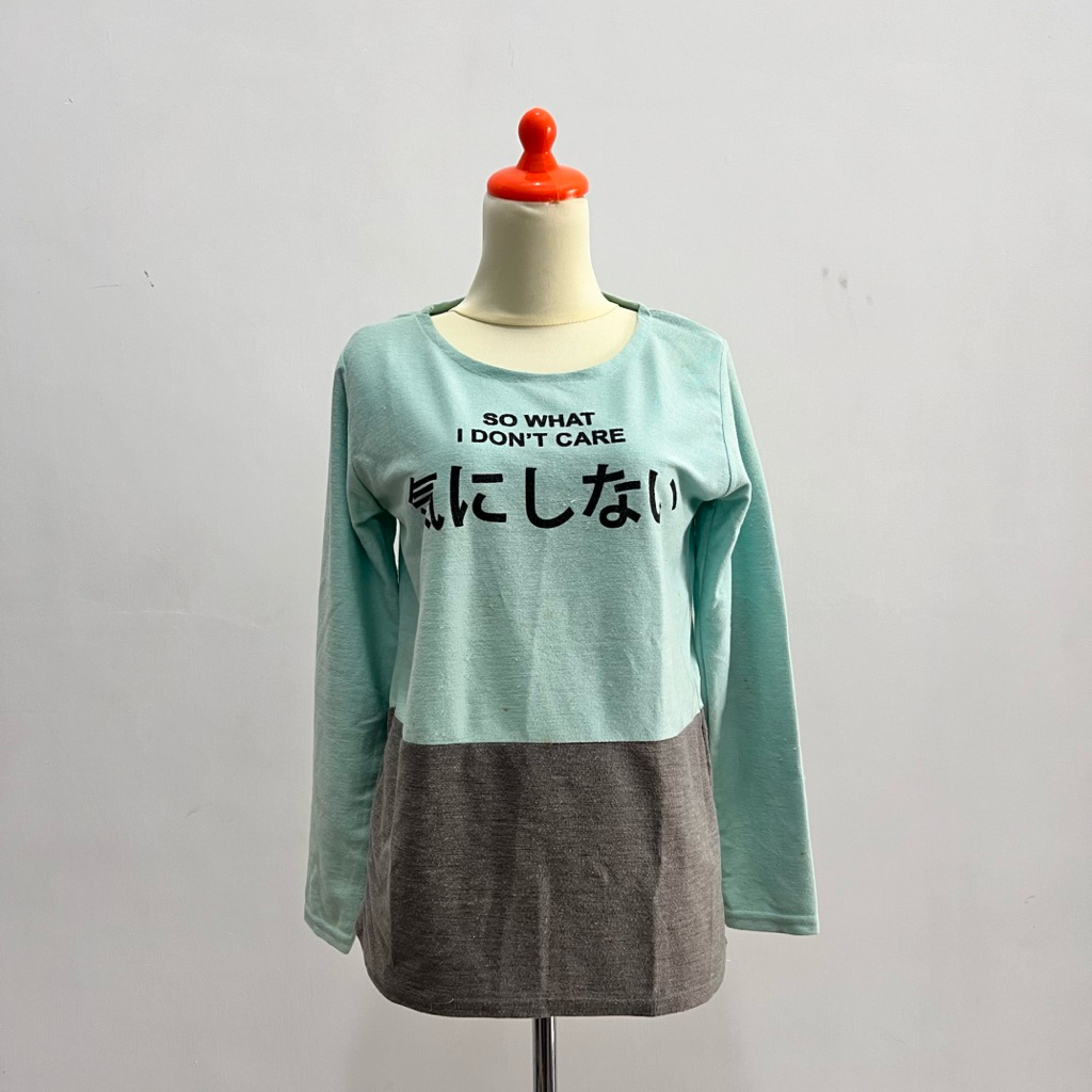 kaos lengan panjang hijau tosca abu abu tulisan kanji Jepang