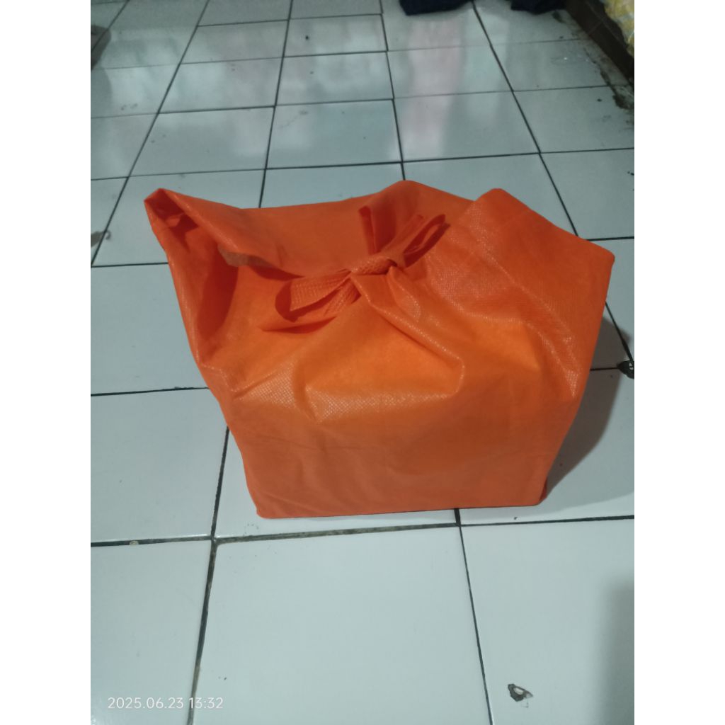 

tas kain kotak lonjong warna tebal kuat &kwalitas terjamin 1 dosen ( isi 12 pak )uk.22x22