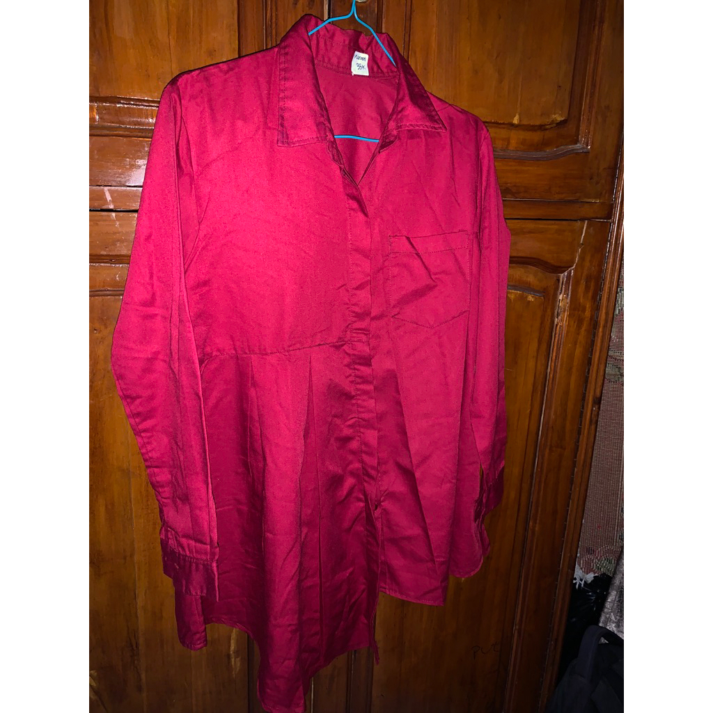kemeja merah maroon