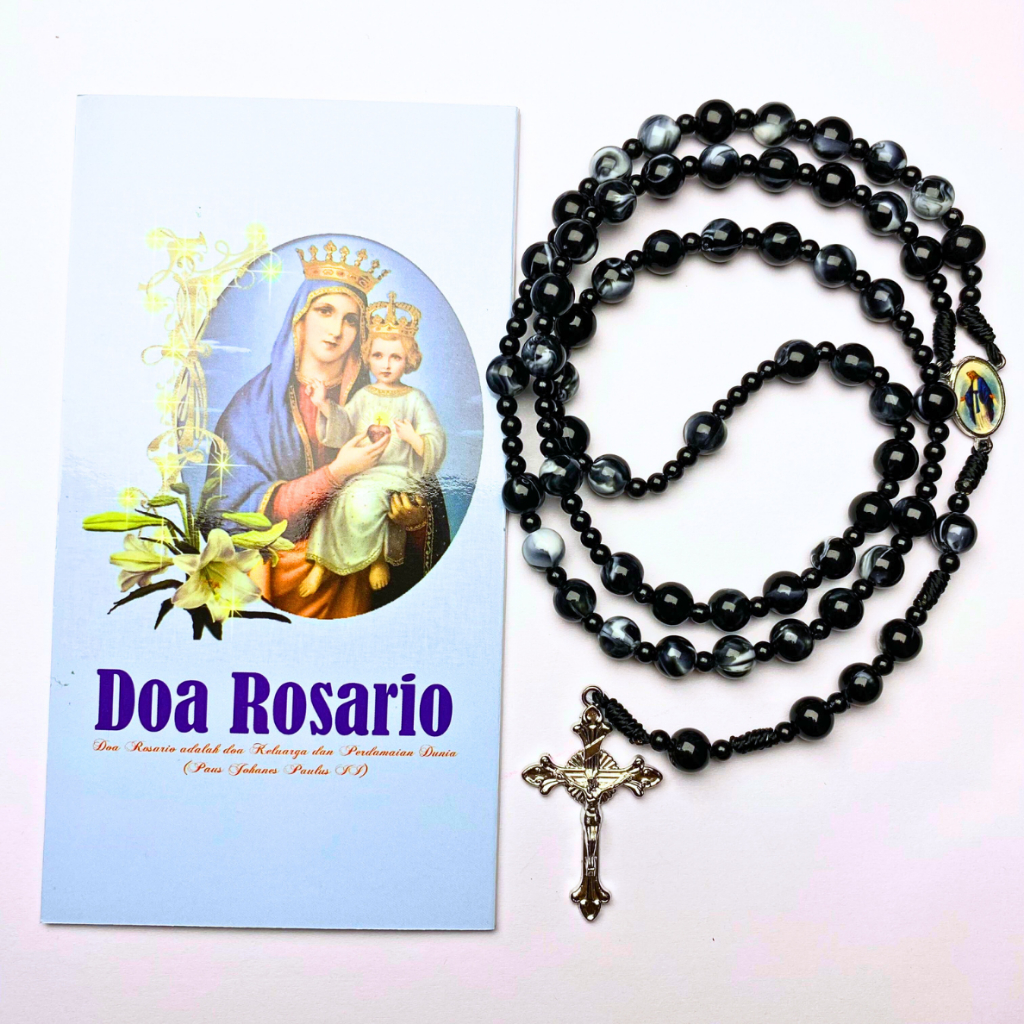 Rosario marmer hitam ukuran panjang dan ukuran sedang satu paket dengan lembaran doa katolik