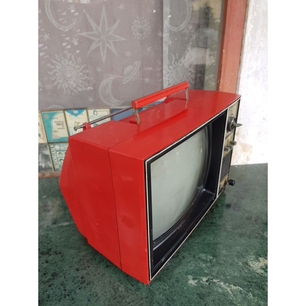 tv jadul warna merah