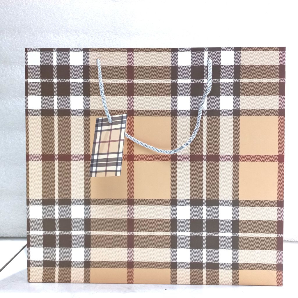 

Paperbag Motif Kotak Paper Bag Kado Tas Souvenir Ultah Ukuran 32 cm x 35 cm x 14,5 cm
