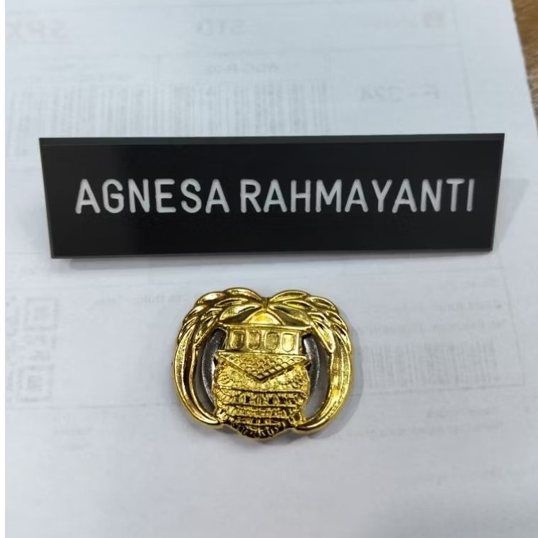 

papan nama gravir 2x8cm hitam Doff dan kopri satu set