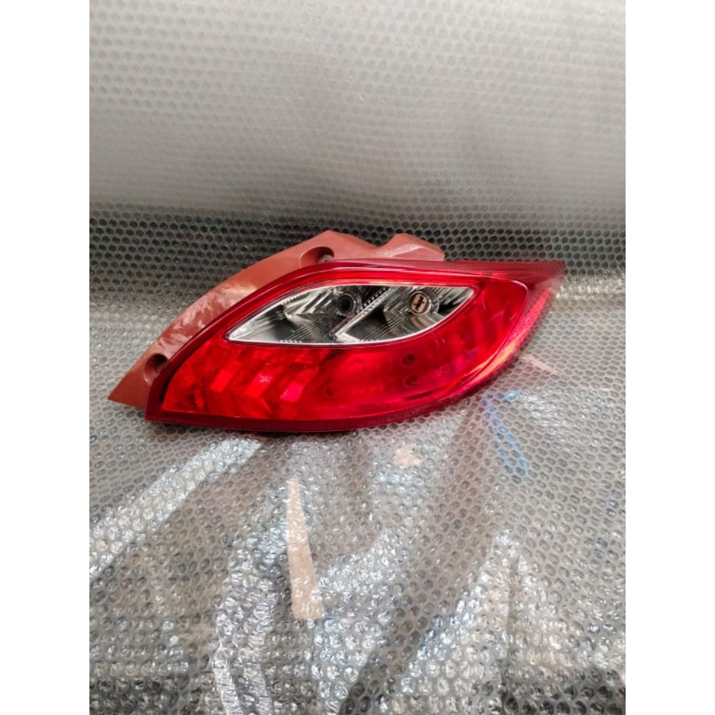 stoplamp lampu belakang mazda2