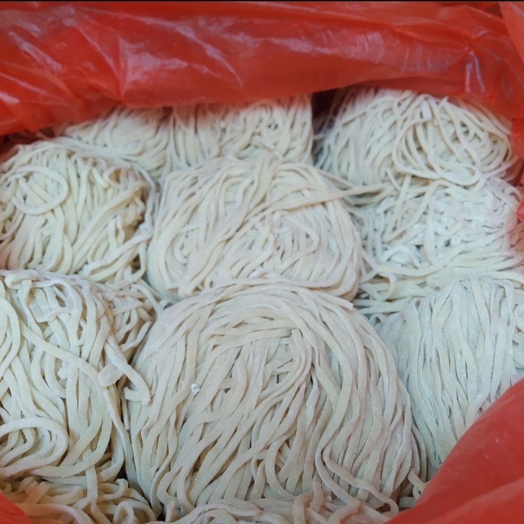 

Mentahan Mie Ayam 500gr 300gr Bakmie Telur Lurus Kenyal