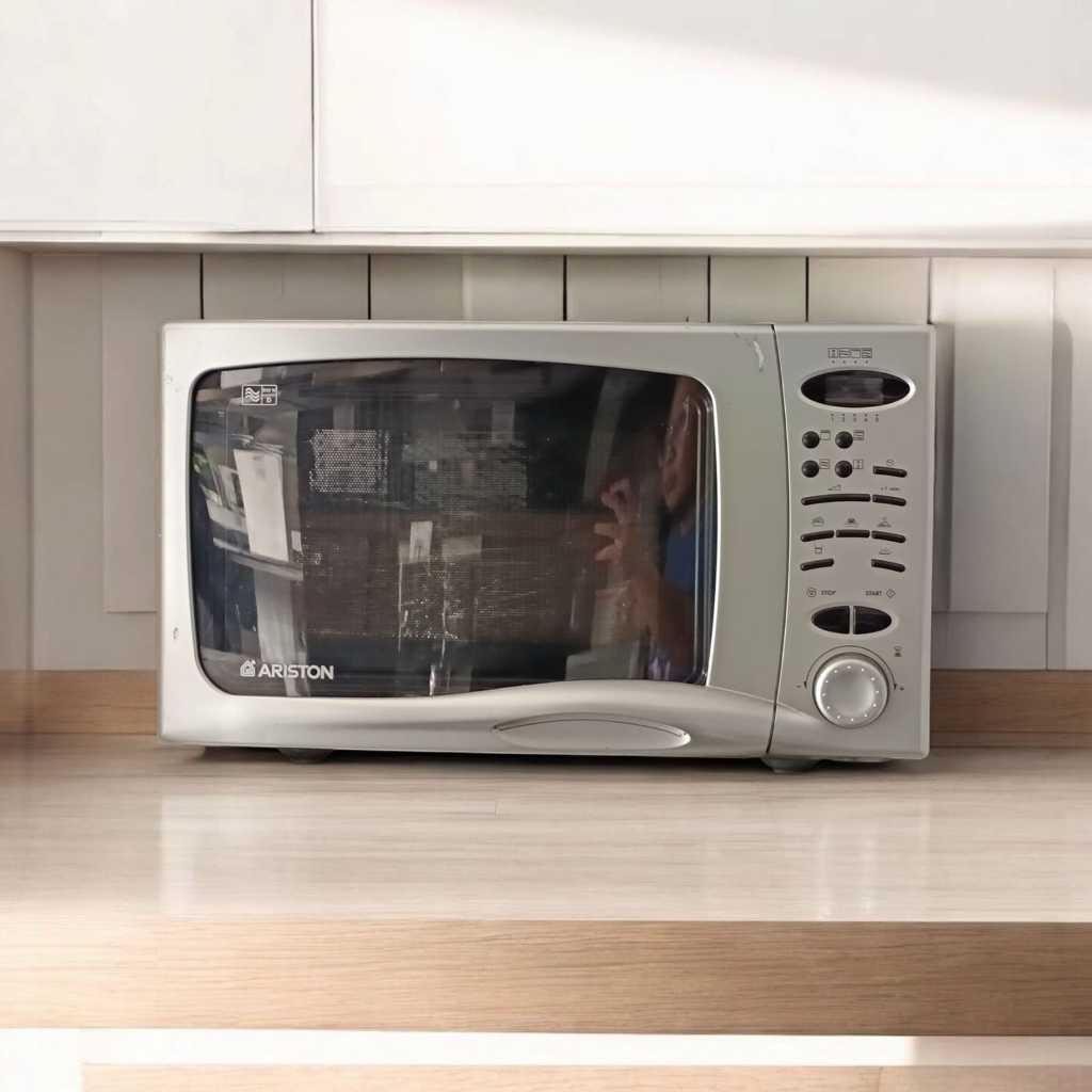 ARISTON Microwave Free Standing 23 liter, MW222 ex display