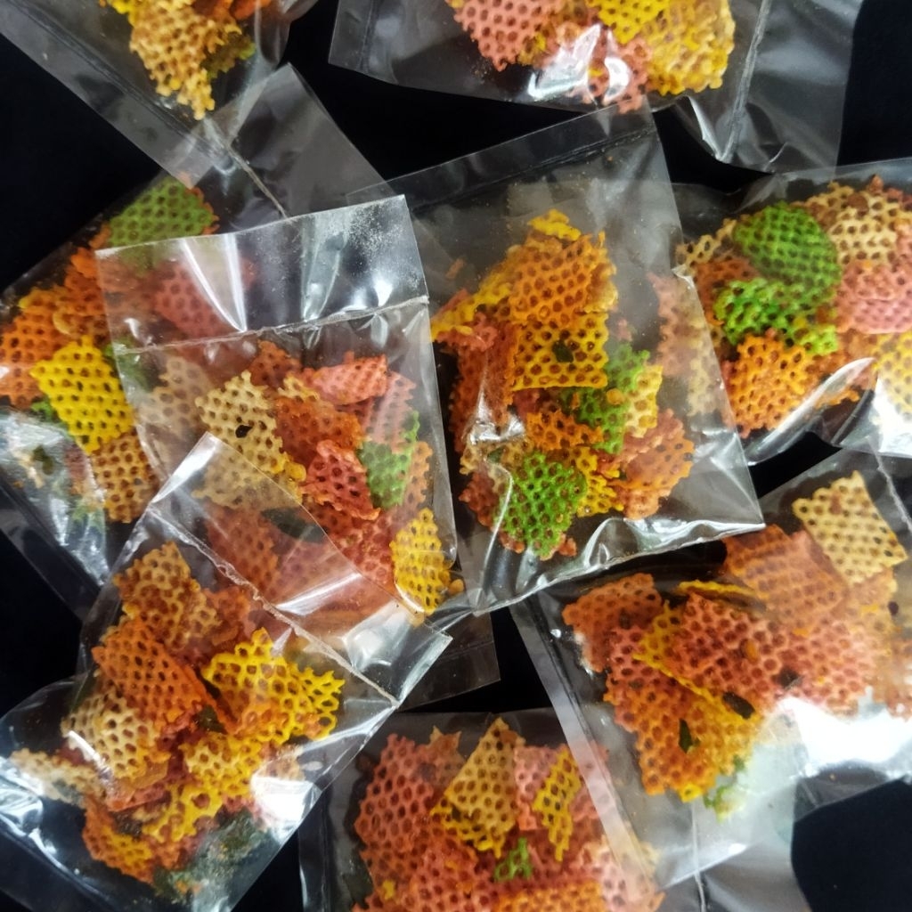 

Kerupuk Taro Bantet Pedas Asin Daun Jeruk 1 Pack isi 10