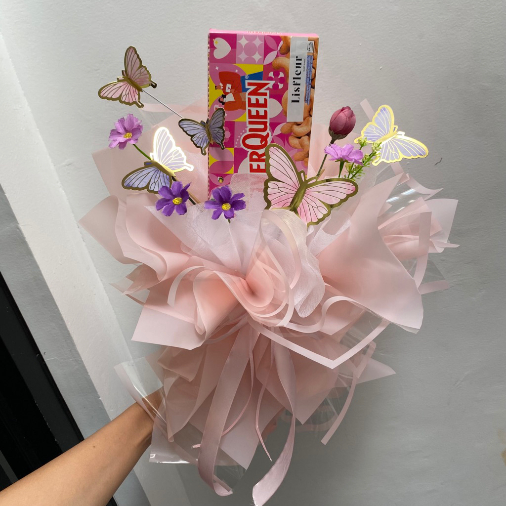 

buket coklat silverqueen isi 2 dengan topper butterfly kode Acella