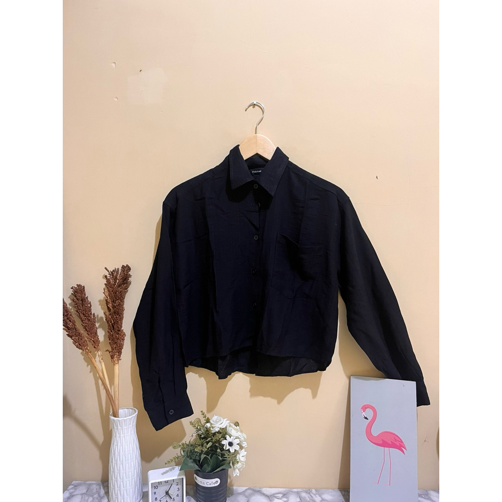 Kemeja crop hitam FUKUTANI