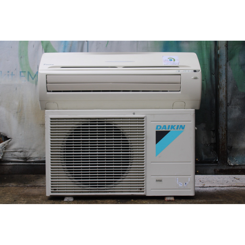 ac split daikin 1/2setengah pk)