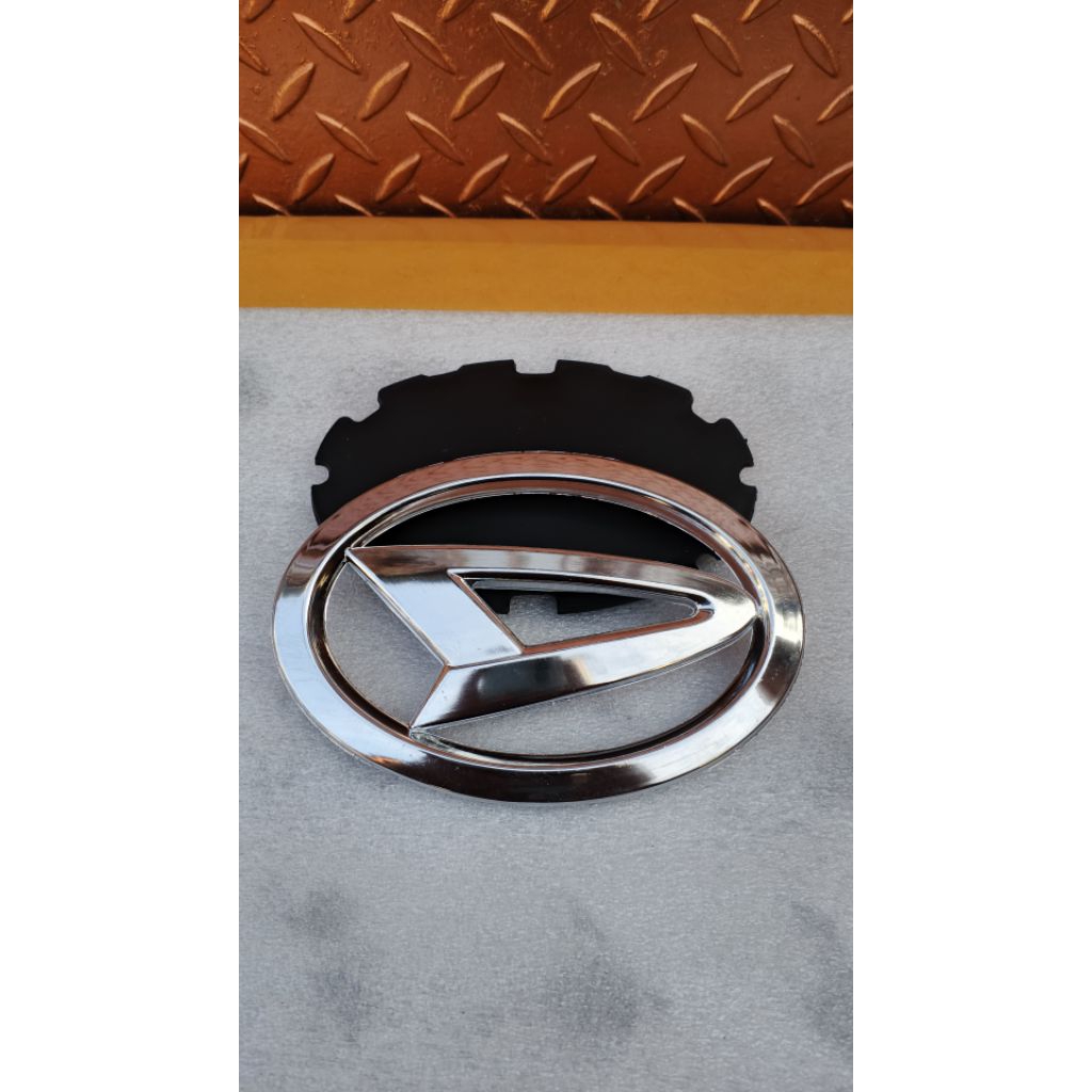 emblem logo grill depan mobil Daihatsu Xenia 2012-2015