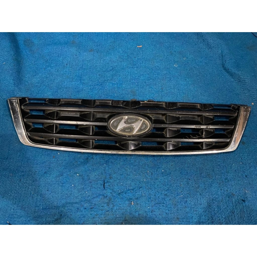 Grill gril depan lambang depan hyundai accent verna 2003 2006 original
