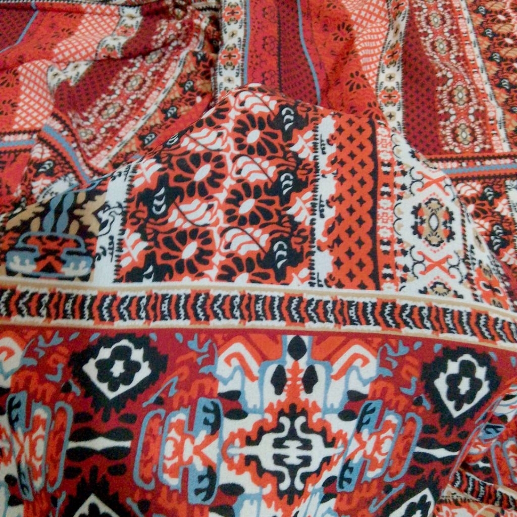 Kain Sifon Motif Etnik Merah Cerah – Bahan Jahit Dress & Blouse, Lembut & Jatuh lq