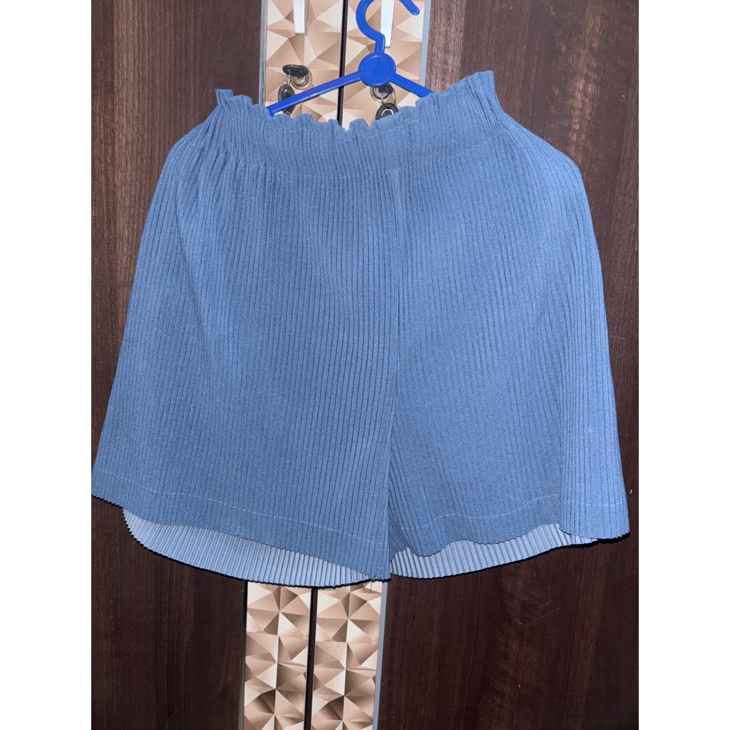 celana pendek plisket wanita