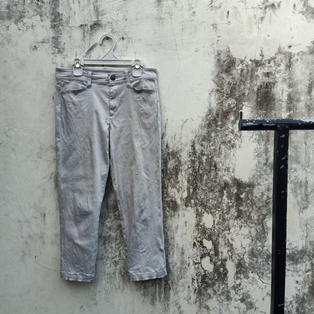 Uniqlo celana pendek 3/4 grey