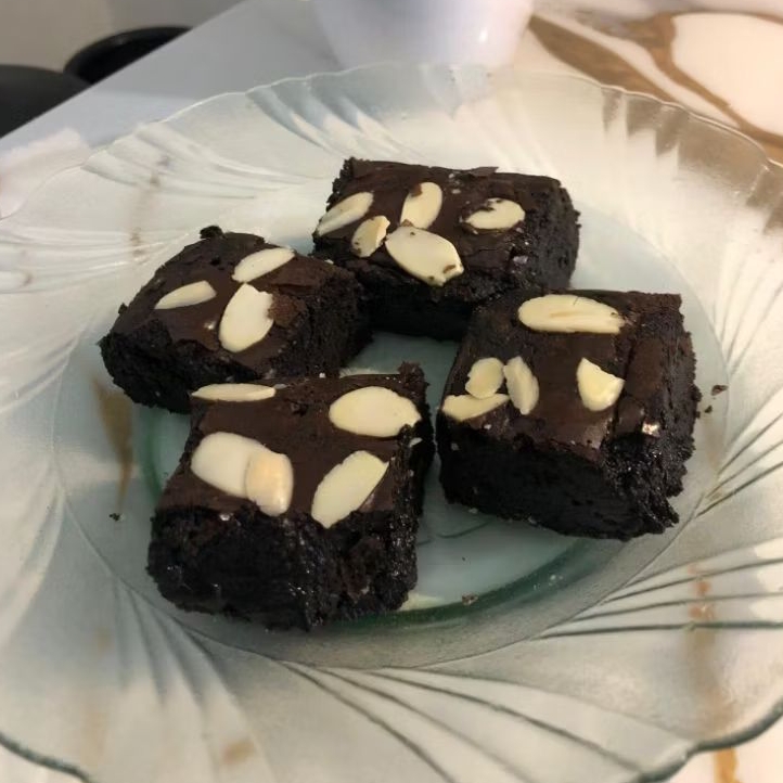 

Fudgy Brownies 20x20cm – 25 Potong | Brownies Panggang Lembut Coklat Premium