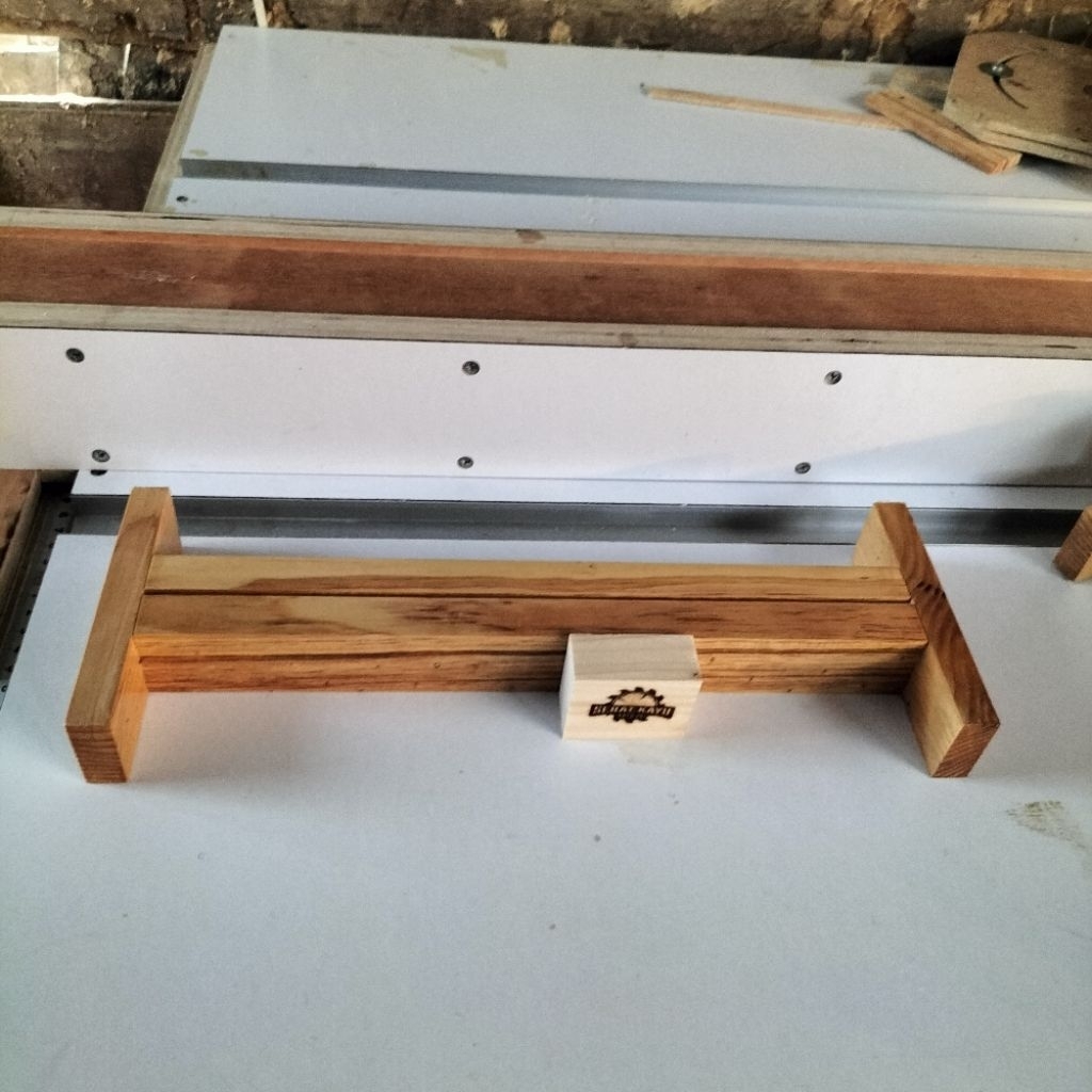 

Stand Akrilik A3 Dengan Kaki|Stand A3 Bahan Jati Belanda