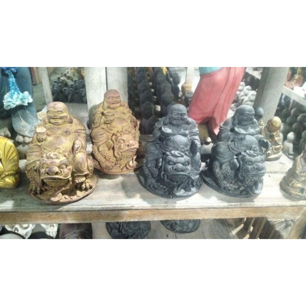 patung Buddha Maitreya ketawa menunggangi kpdok