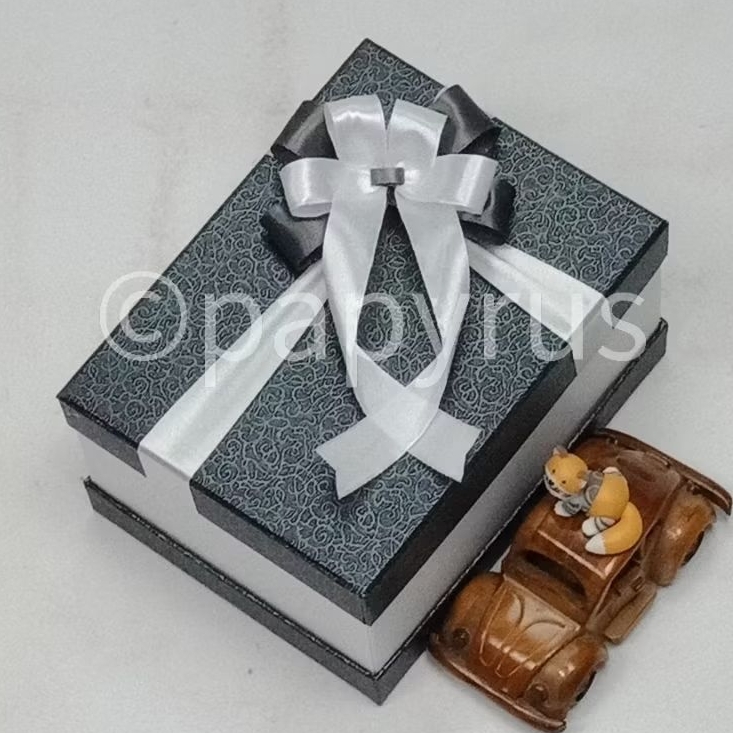 

PAPYRUS Sandwich 15x20 Tinggi 10cm Kotak Kado Gift Box Hadiah V1