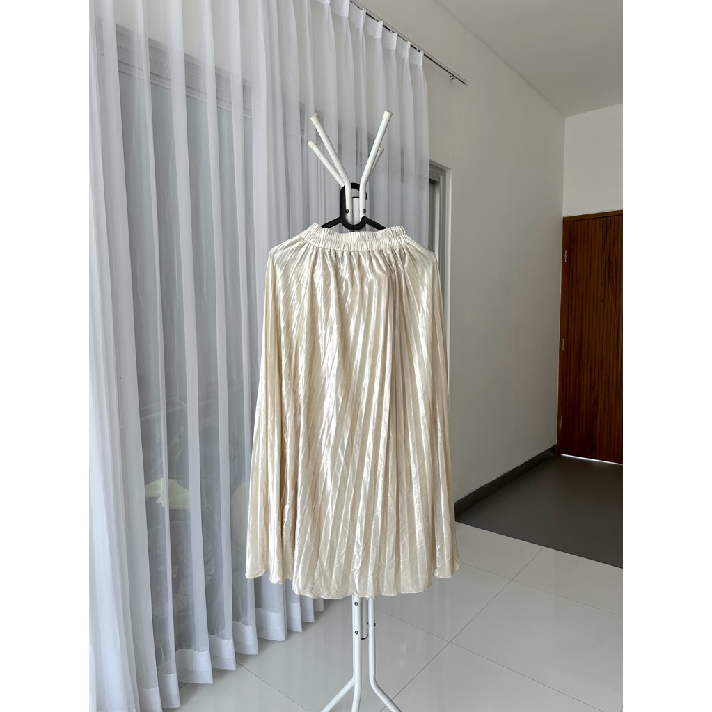 [Preloved] Rok Plisket Beludru Cream – Rok Panjang Elegan