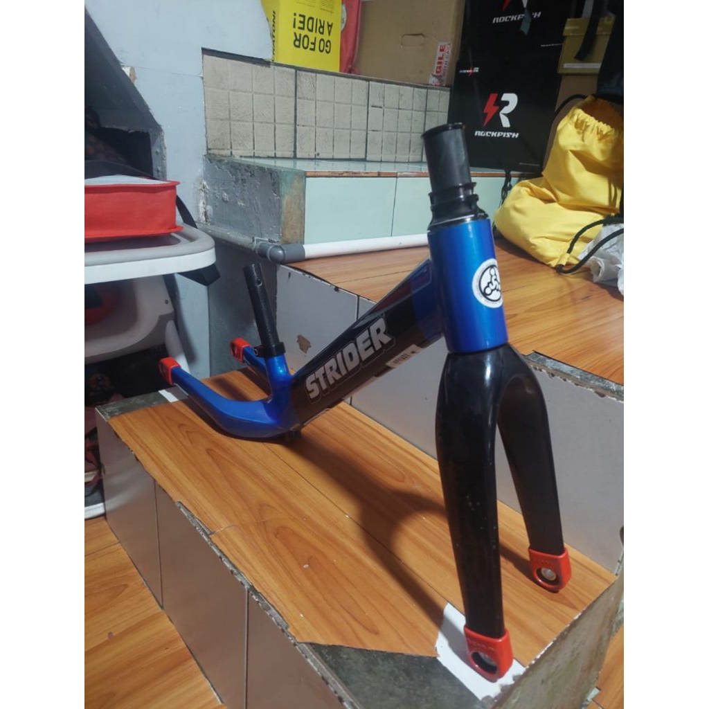 Frame Strider STR Carbon warna hitam biru