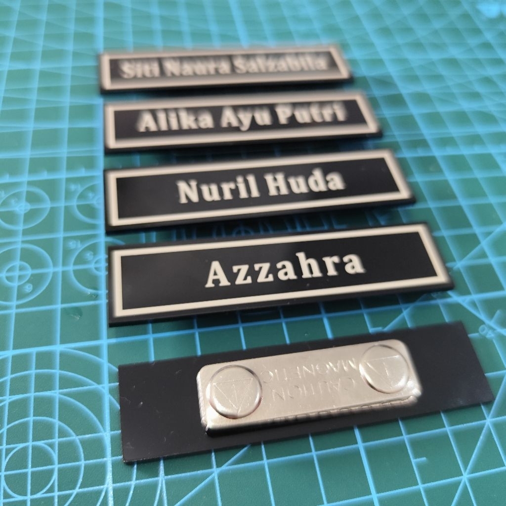 

Papan nama dada laser marking permukaan datar perekat magnet