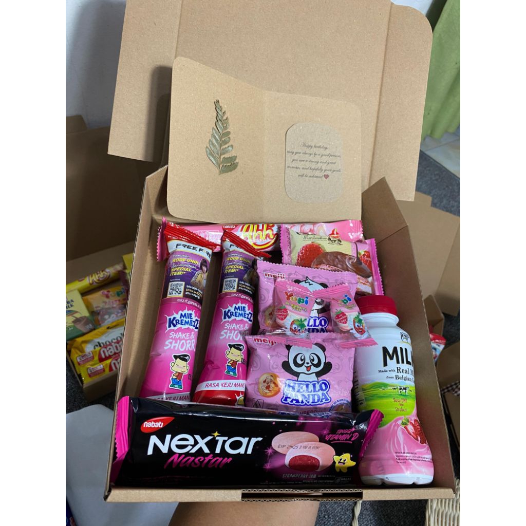 

Gift Box Hampers untuk ulang tahun, wisuda, lamaran, custom ini snack berbagai macam warna