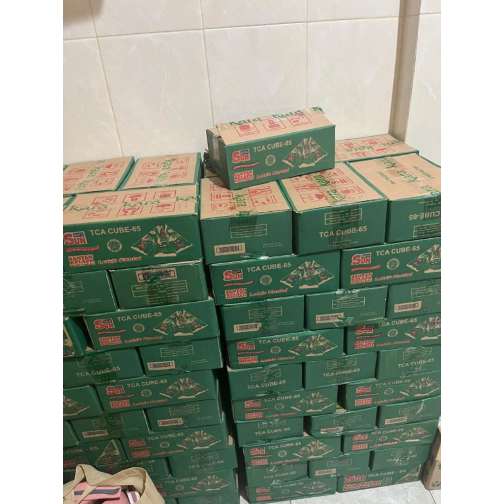 

SANTAN CAIR SUN KARA CUBE 65 ML ISI 36 PCS