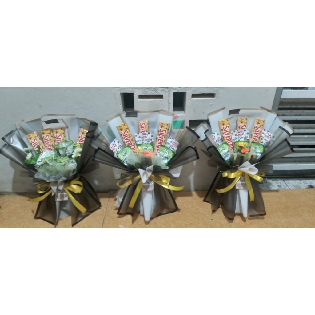 

Buket Silverqueen dan permen hadiah cantik