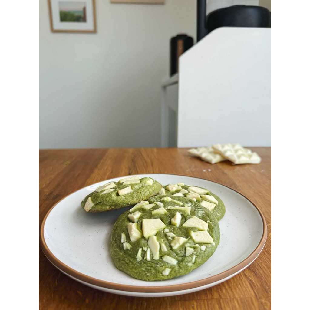 

Cookies chewy matcha sourdough dengan topping white chocolate. Earthy, manis, dan difermentasi alami. 6 pcs per kemasan