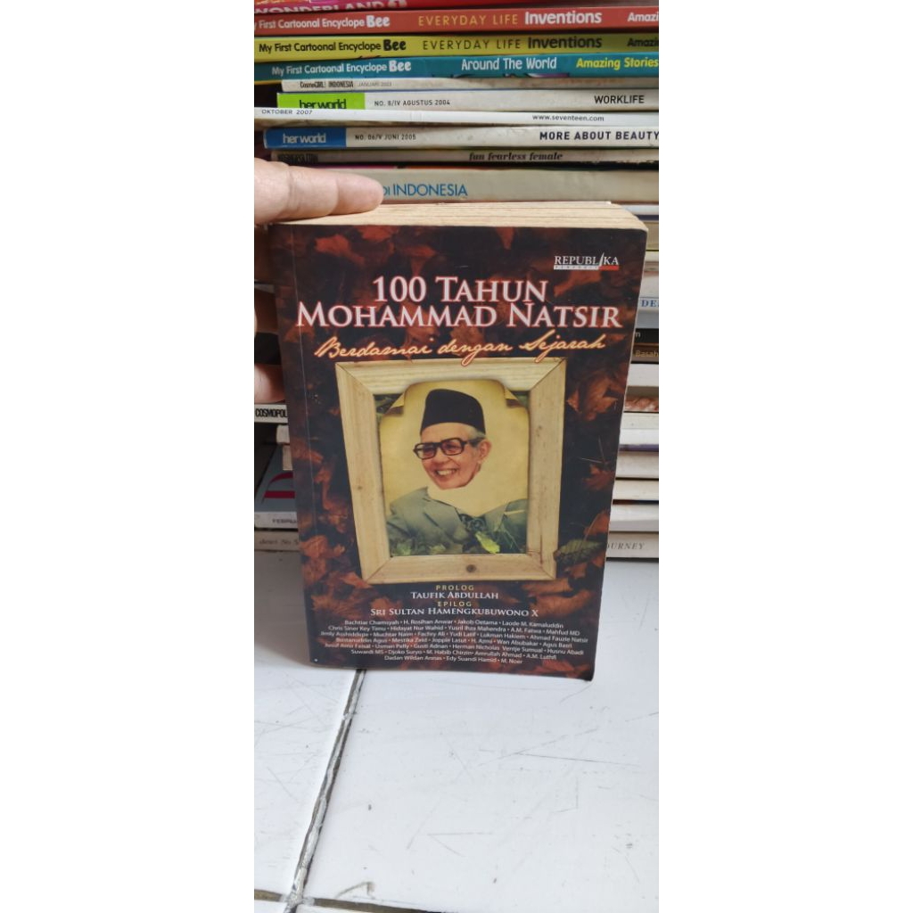 BUKU 100 TAHUN MOHAMMAD NATSIR BERDAMAI DENGAN SEJARAH