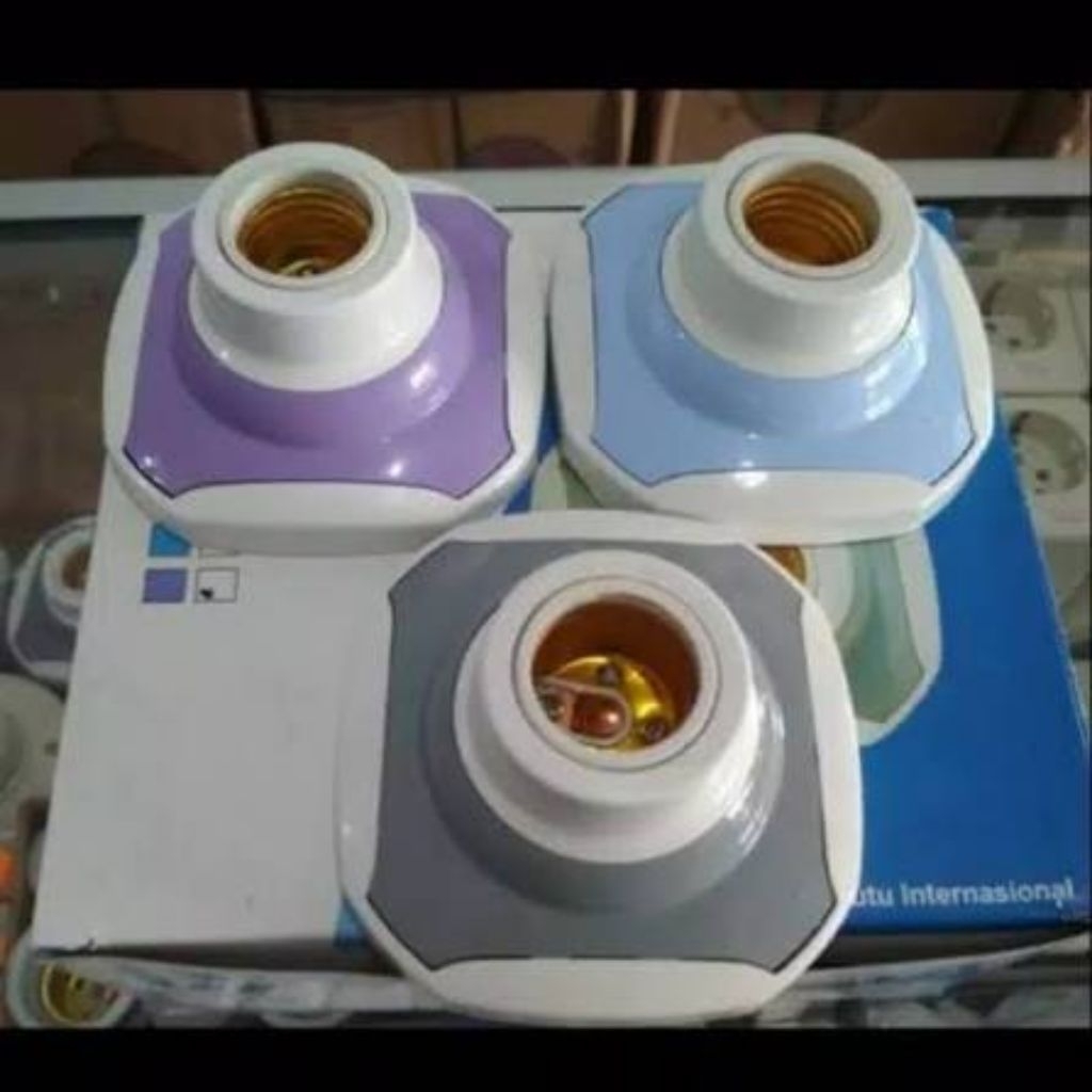 PITING LAMPU TEMPEL WARNA