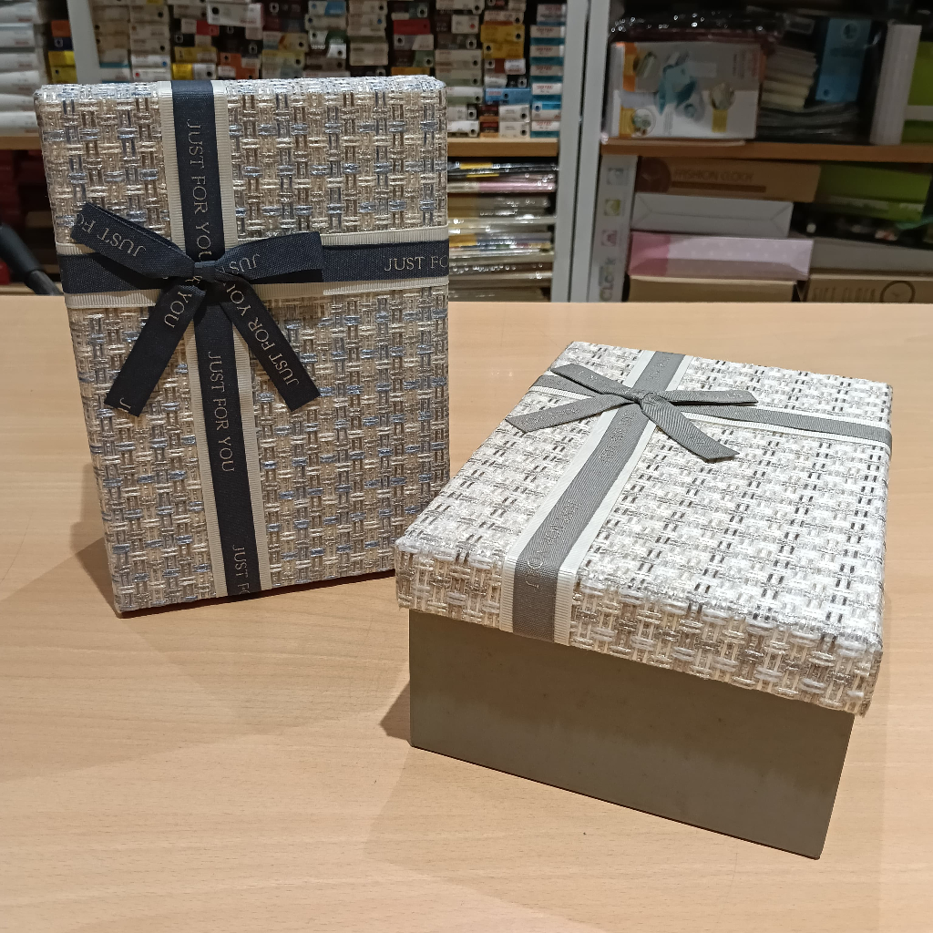 

Gift Box - Kotak Kado Glitter 1 Set 3 Kotak Kado Pita