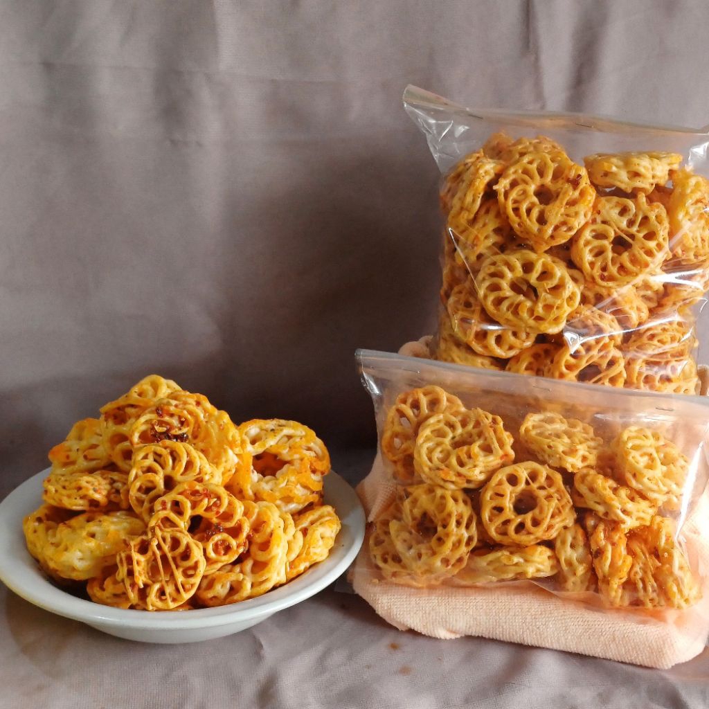 

Kerupuk Mawar Pedas Daun Jeruk/ kerupuk bantet/ ukuran 100 gr, 250 gr, dan 500 gr