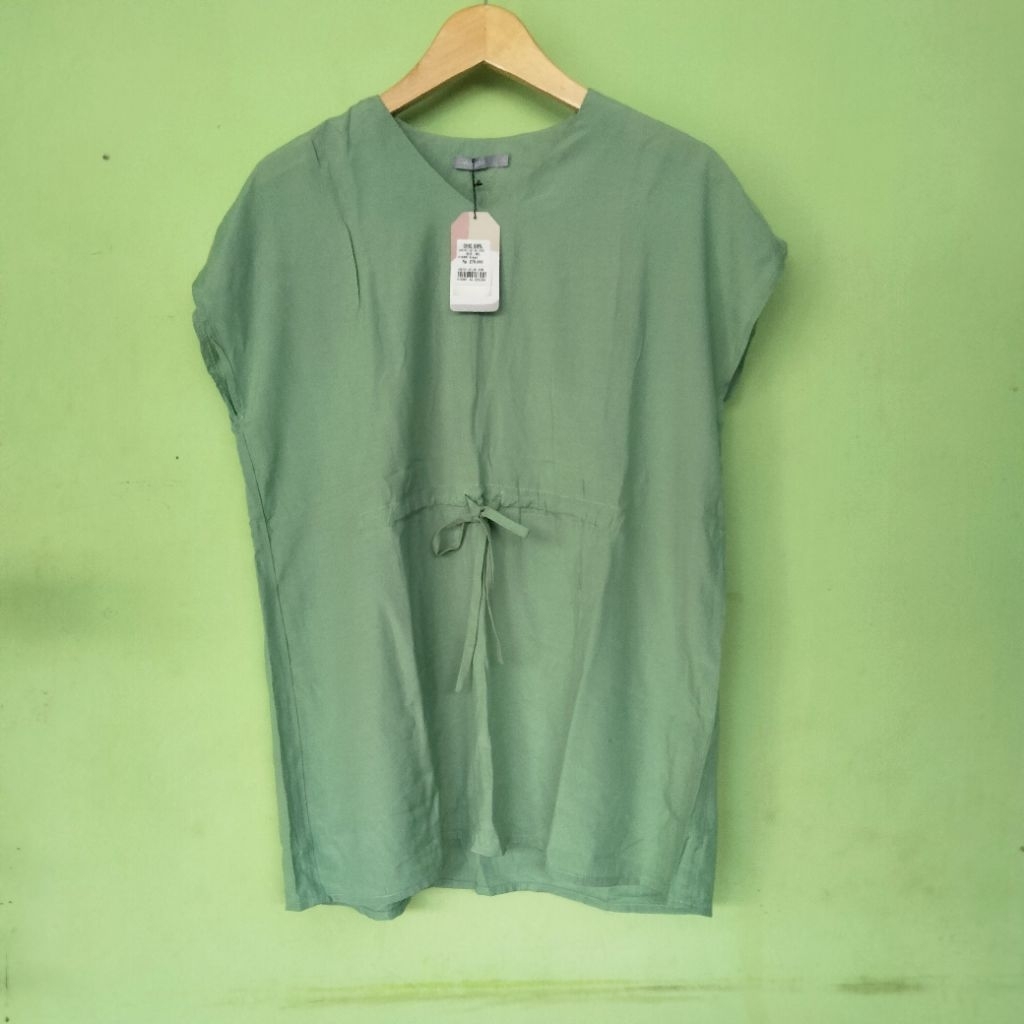 Atasan Wanita/Blouse kutung premium by Chic Girl